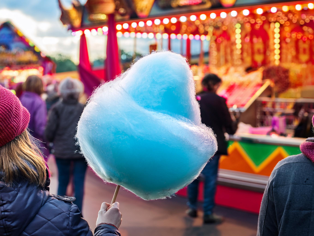 Kind mit Zuckerwatte