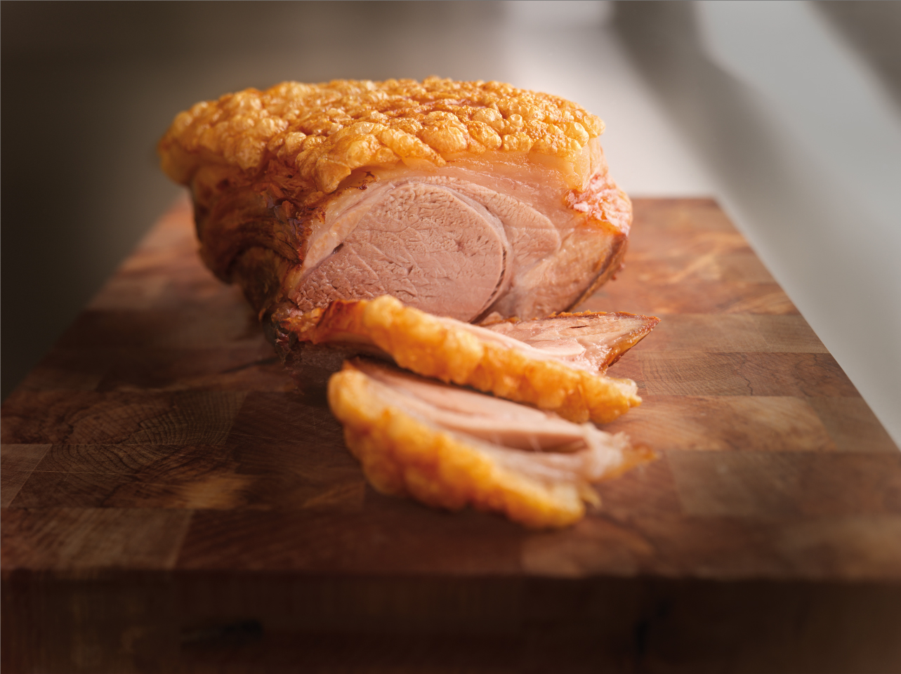 Krustenbraten auf Brett   Krustenbraten auf Brett