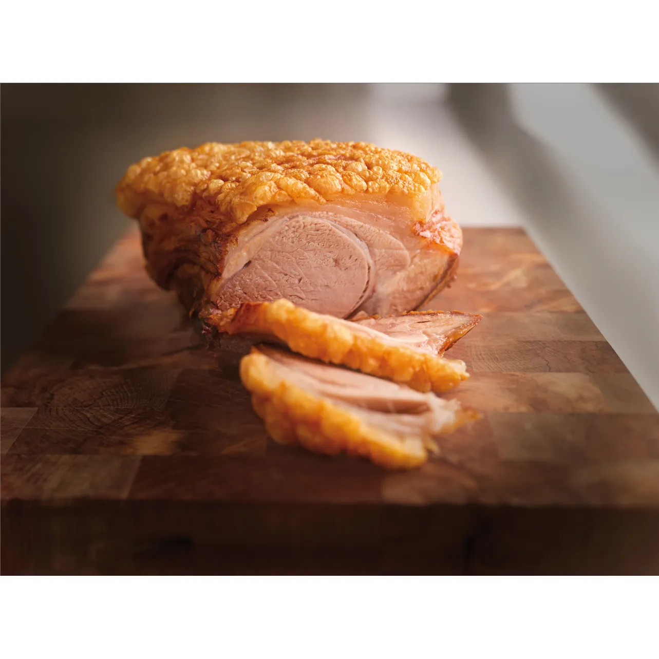 Krustenbraten auf Brett , Schweinebraten, Knuspige Kruste, Braten, Fleisch, Schnitt