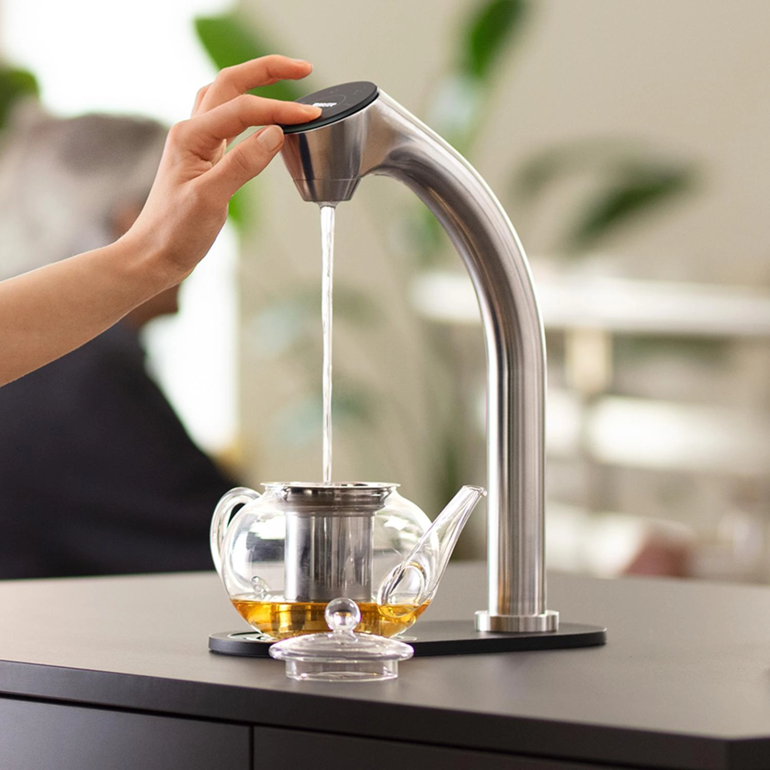 Brita Extra C Tap Still heiss 3   Brita Extra Wasserspender C Tap Still und heiss komplett Draufsicht mit Beispiel Wasser nehmen