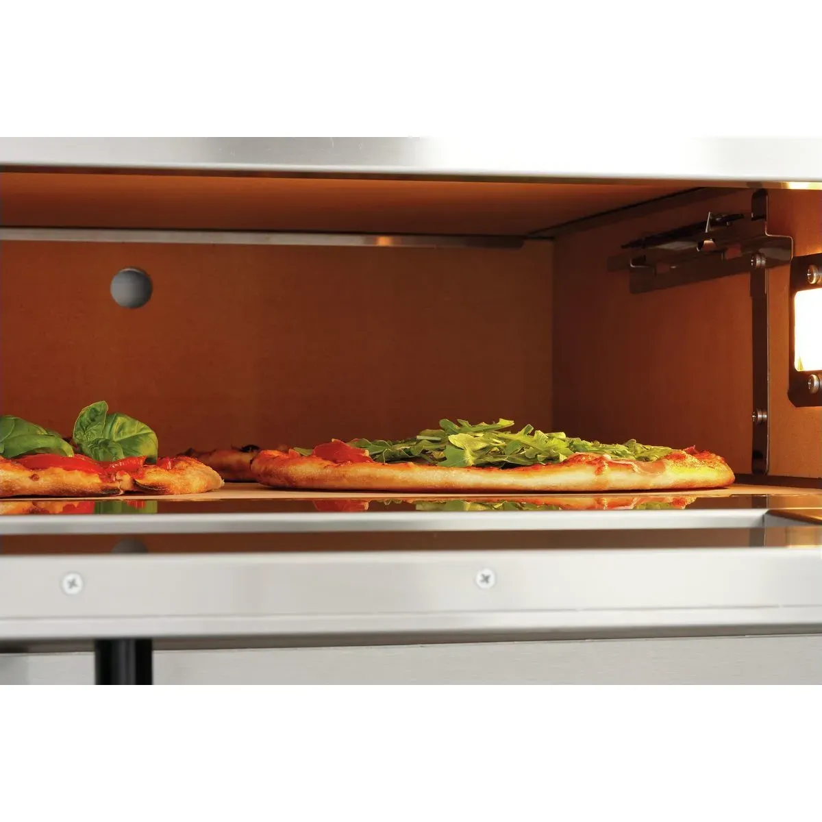 Bartscher 2002094 Pizzaofen NT 622VS Nahansicht von innen, mit Pizza, pizza, Pizzaofen, frisch, Gemüse, dünne Kruste