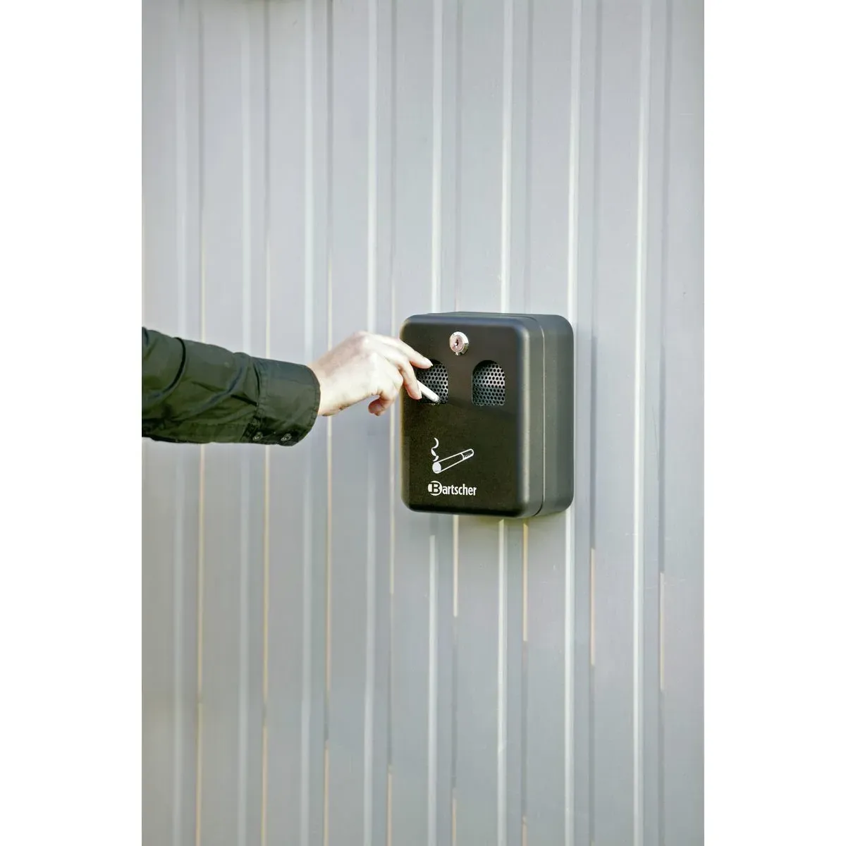 Bartscher 860000 Wandascher schwarz Ansicht an der Wand in Benutzung Bartscher 860000 Wandascher schwarz Ansicht an der Wand in Benutzung, Briefkasten, Wandtürschloss, Schwarz, Metall, Brandzeichen?