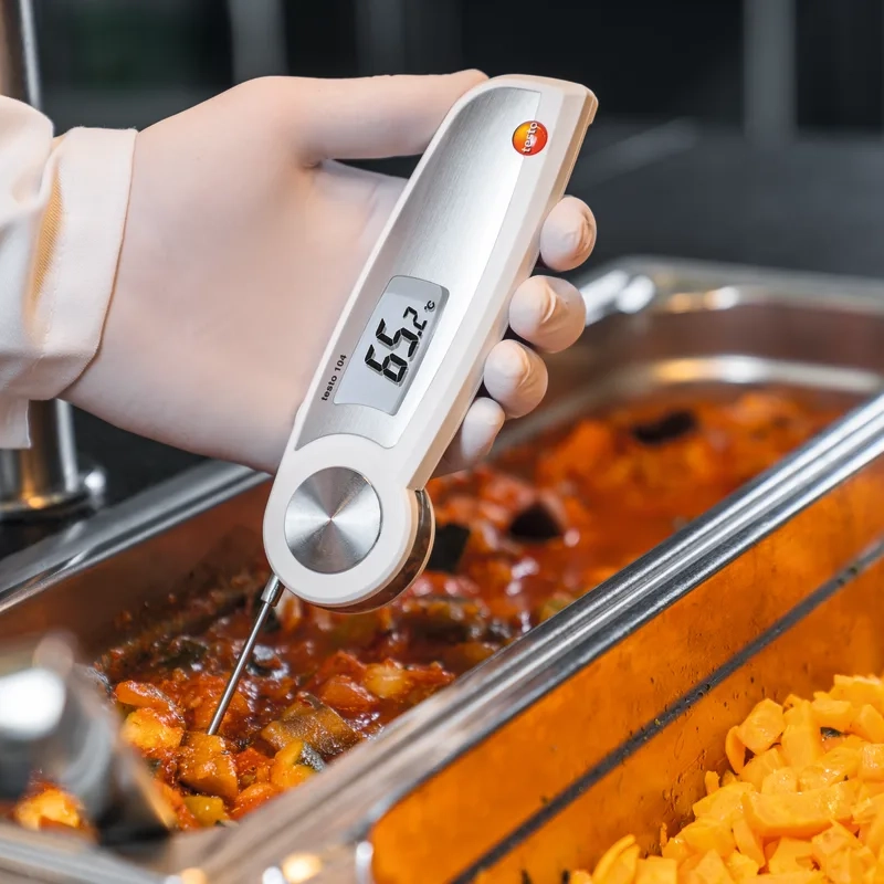 Testo 05630104 104 Einstechtermometer Koch testet die Temperatur in einem GN Behaelter