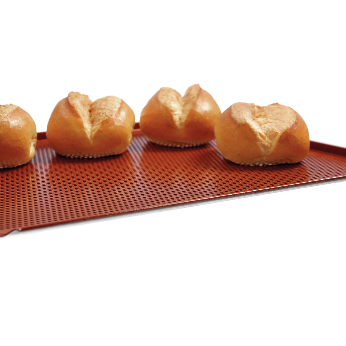 Bartscher 100407 Lochblech mit Silikonbeschichtung in rot auf dem 3 helle Broetchen sind Bartscher 100407 Lochblech rot mit Broetchen