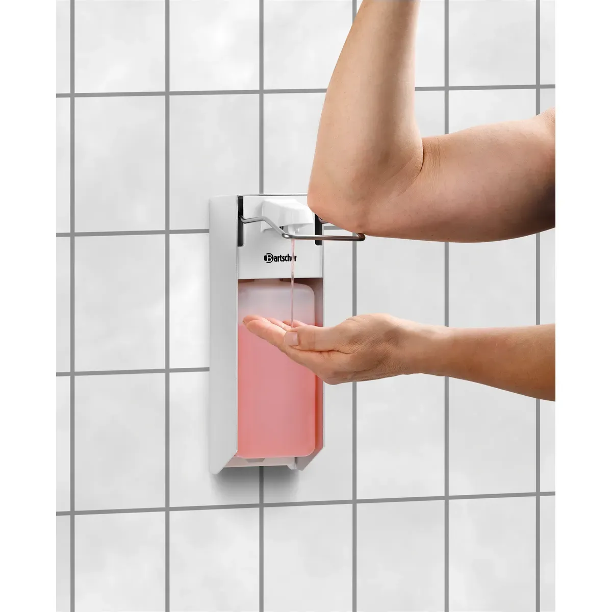 Bartscher 850008 Seifenspender PS 0,9L W an der Wand in Benutzung mit Ellenbogen, Seifenspender, Wandspender, Rosa Seife, Spendersystem, Badzubehör
