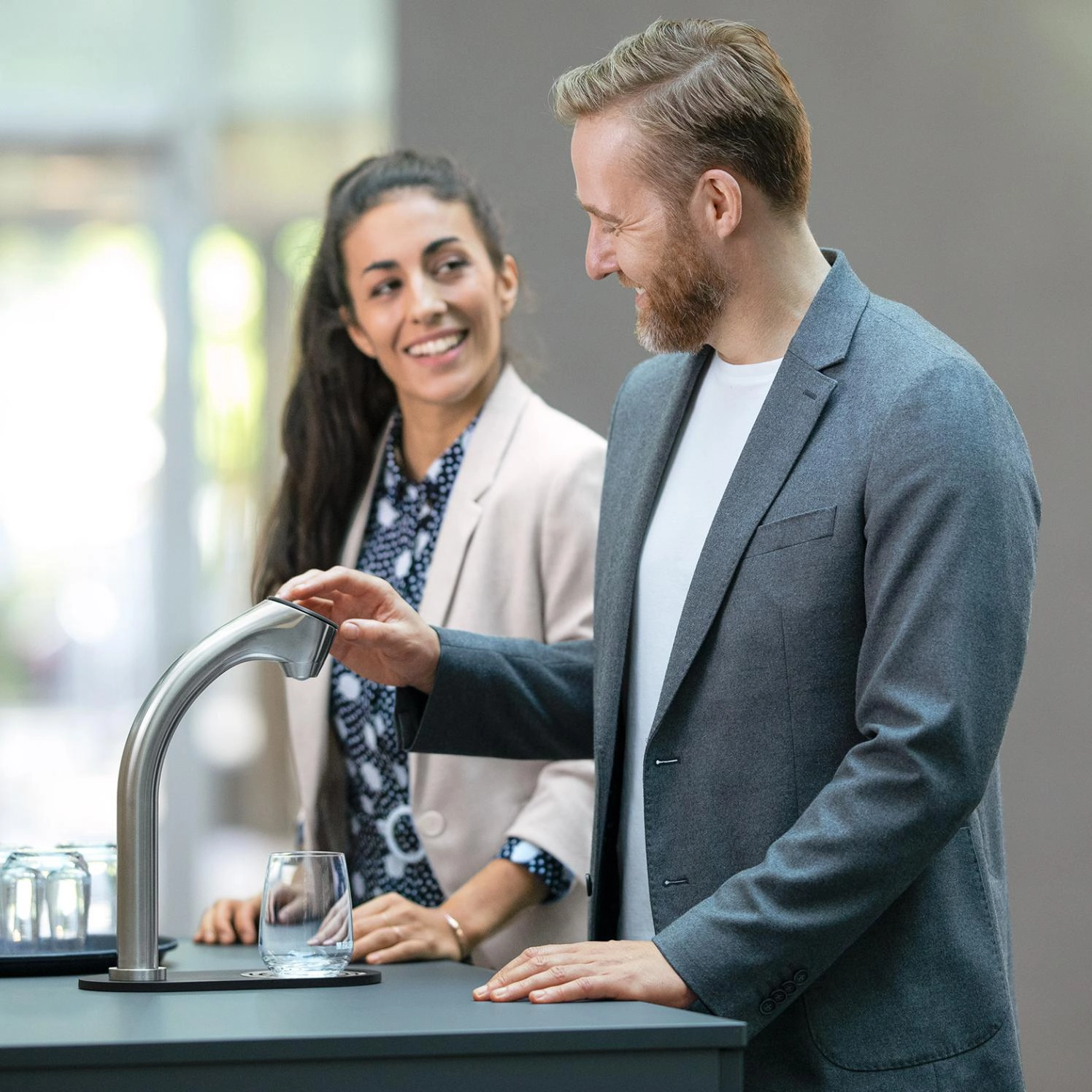 Brita Extra C Tap Still sprudelnd 5   Brita Extra Wasserspender C Tap Still und sprudelnd komplett Draufsicht mit Beispiel Wasser nehmen