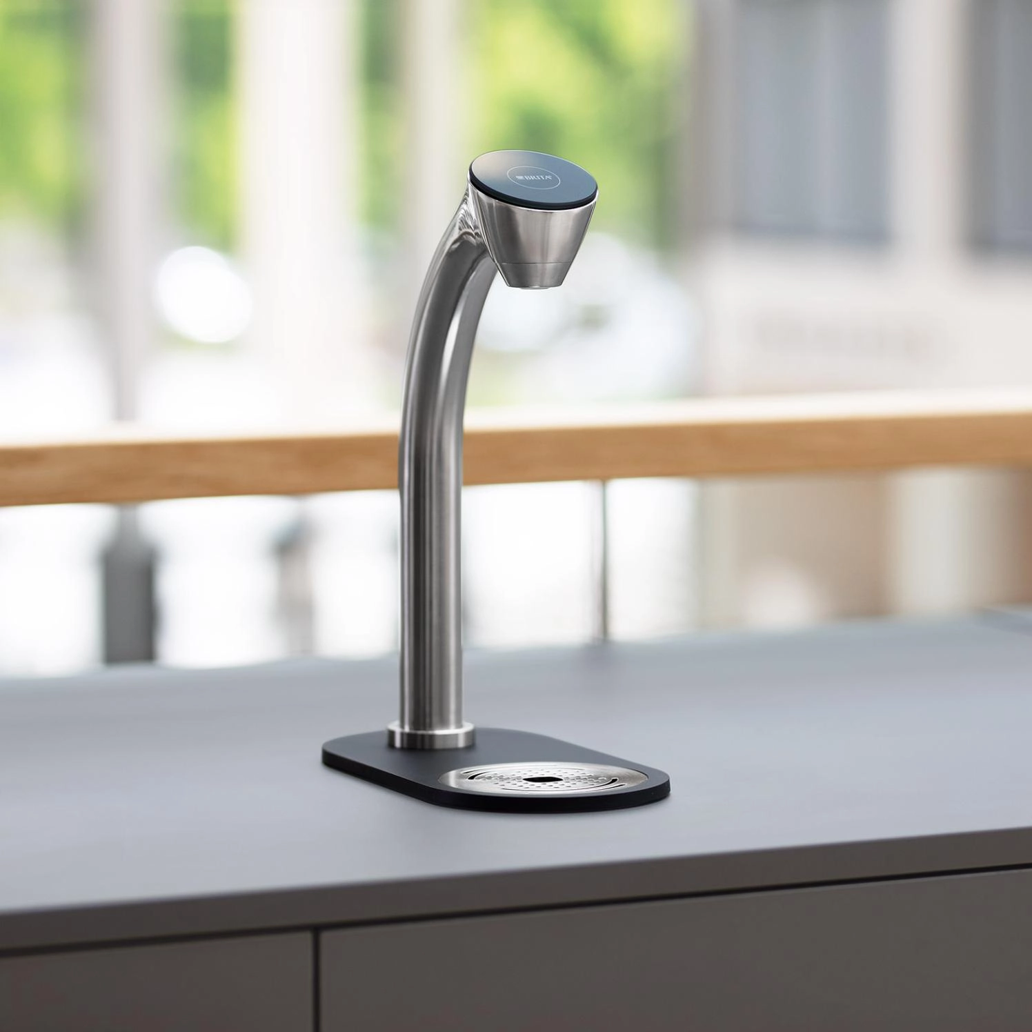 Brita Extra C Tap Still sprudelnd 6   Brita Extra Wasserspender C Tap Still und sprudelnd komplett Draufsicht mit Beispiel im Raum